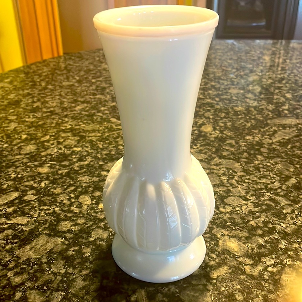 Vintage MCM Randall Milk Glass
Feather Wheat Leaf Flower Vase
White‎ Opaque 9"